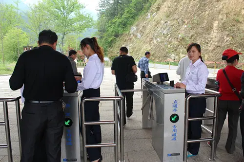 那么景區(qū)通道閘如何選擇？景區(qū)通道閘選擇要注意哪些問題？